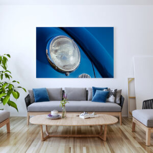 Presentation of the photograph exhibited in a living room.