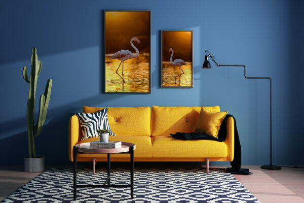 Presentation of two photographs of flamingos in a living room