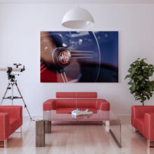 Presentation of an automobile detail in a photograph exhibited in a salon.