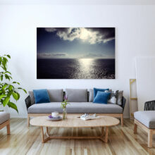 D'un bleu magnifique et apaisant, photographie d’un océan bleu accroché dans un salon