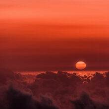 coucher de soleil au dessus des nuages.