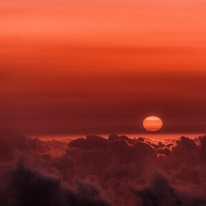 coucher de soleil au dessus des nuages.