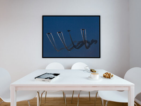 Photo présentée dans une cuisine d’une entreprise avec table et chaises