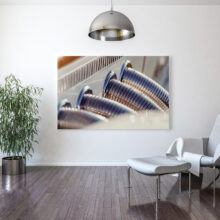 Présentation d’un détail automobile en photographie exposée dans un salon.