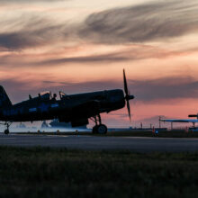 Avion au coucher de soleil