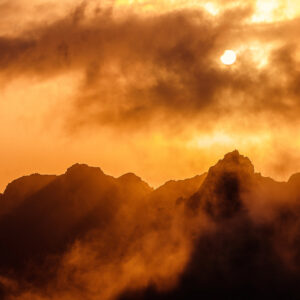 Photo prise à Tenerife, montagnes au soleil couchant