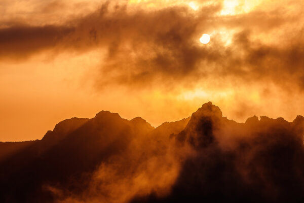 Photo prise à Tenerife, montagnes au soleil couchant