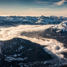 photo aérienne prise depuis l’avion. La photo représente la chaine des Alpes en France.