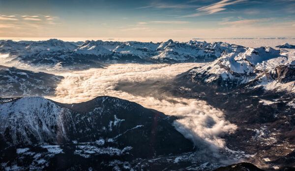 photo aérienne prise depuis l’avion. La photo représente la chaine des Alpes en France.