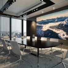 photo représentant une salle de réunion avec la photo au mur «  mer de nuages »